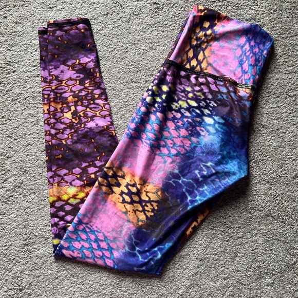 TEEKI Multi Color Snakeskin Cropped Capri Leggings Small Festival Yoga Pink Blue - Picture 1 of 8